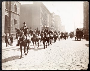 Vista del General McAlpin y John Jacob Astor liderando un desfile a caballo del personal del Gobernador en la 5ta Avenida, Nueva York, 1909